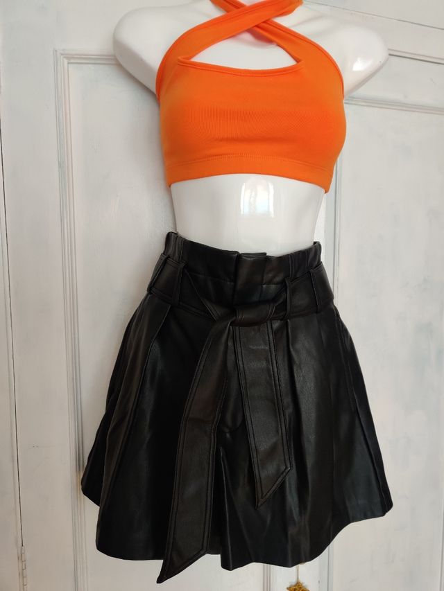Bermuda negra efecto piel con cinturón de Zara