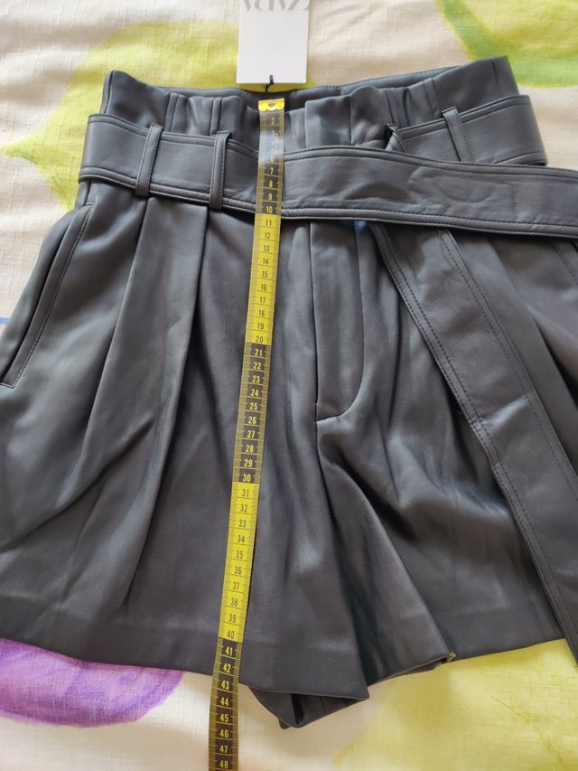 Bermuda negra efecto piel con cinturón de Zara
