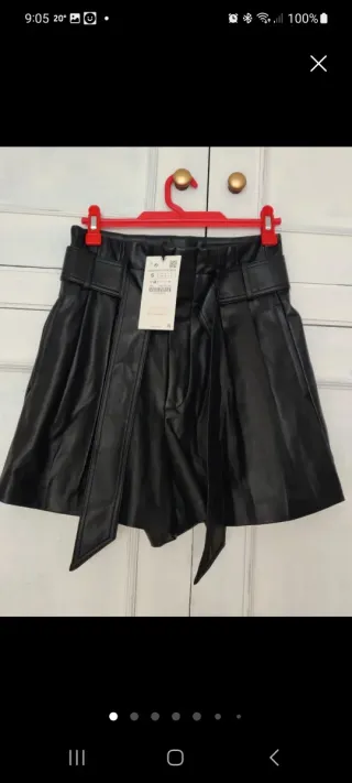 Bermuda negra efecto piel con cinturón de Zara