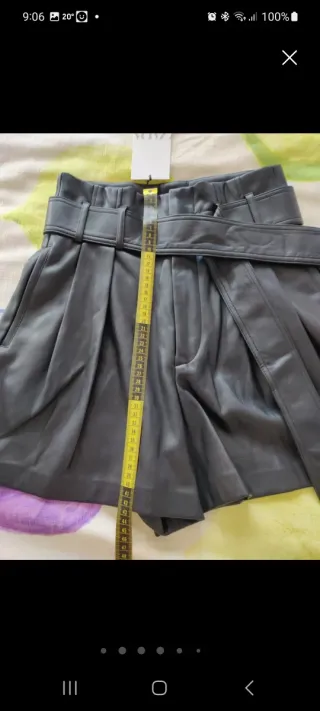 Bermuda negra efecto piel con cinturón de Zara