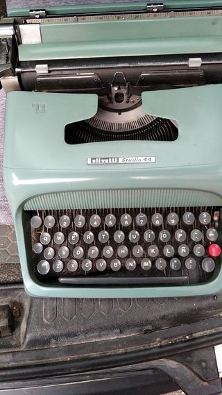 MAQUINA DE ESCRIBIR OLIVETTI STUDIO 44