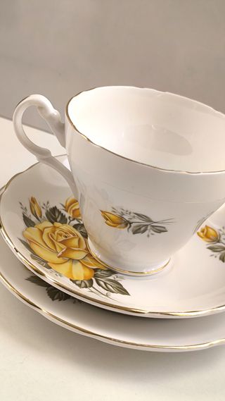 Preciosa trio de taza, platillo y plato desayuno