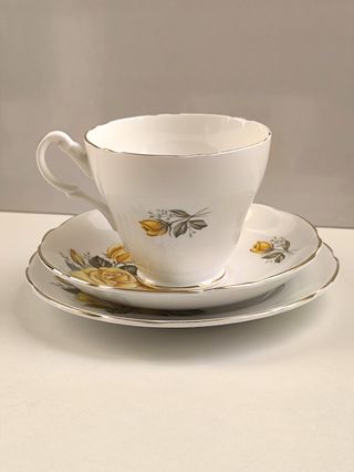Preciosa trio de taza, platillo y plato desayuno