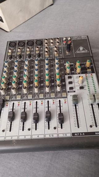Mesa Behringer Henyx 1204 NO CAMBIO
