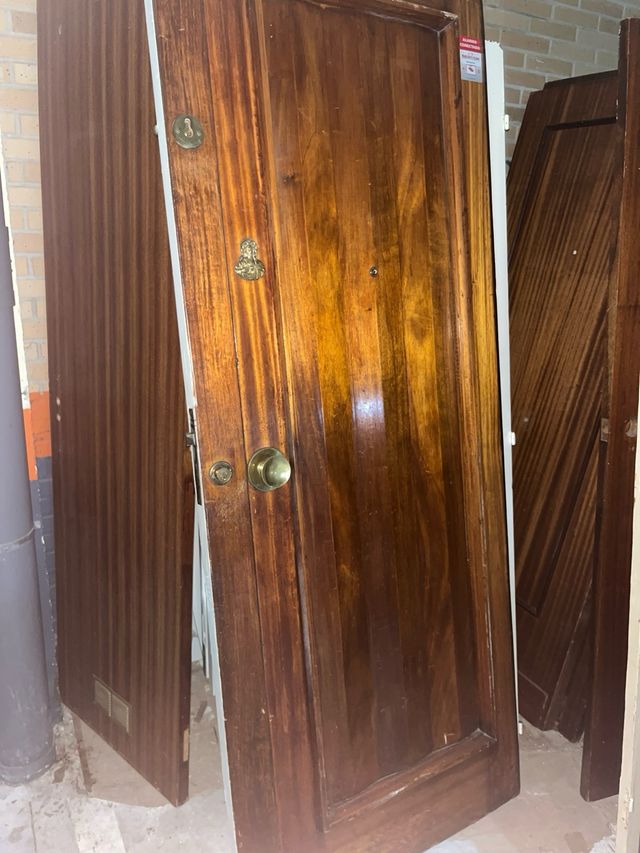 Puerta de madera para entrada entigua