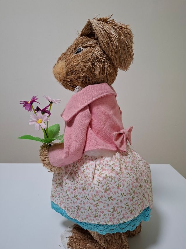 Figura decorativa de paja "coneja"