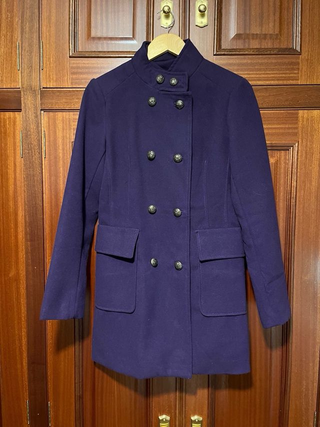 Abrigo morado de corte militar. Talla L.