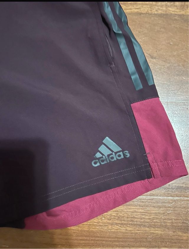 Pantalon deporte. Adidas