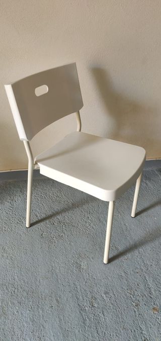 sillas plástico blancas