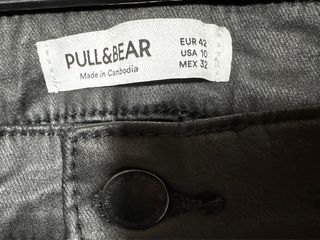 Pantalon denim imitando piel mate