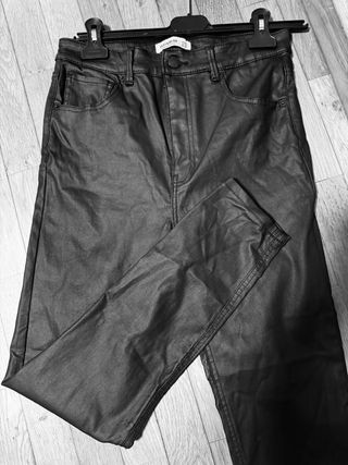 Pantalon denim imitando piel mate