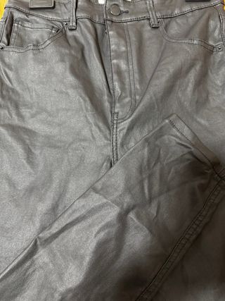 Pantalon denim imitando piel mate