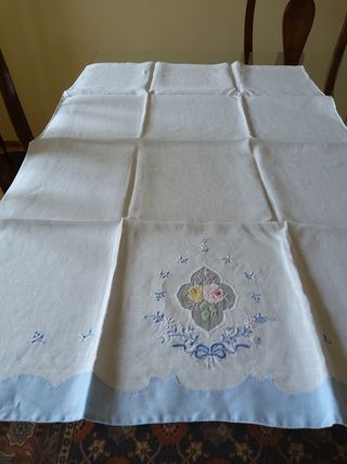 Asciugamano in lino ricamato a mano