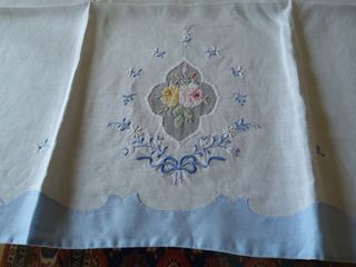 Asciugamano in lino ricamato a mano