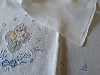 Asciugamano in lino ricamato a mano