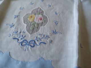 Asciugamano in lino ricamato a mano