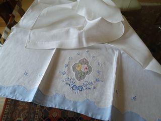 Asciugamano in lino ricamato a mano