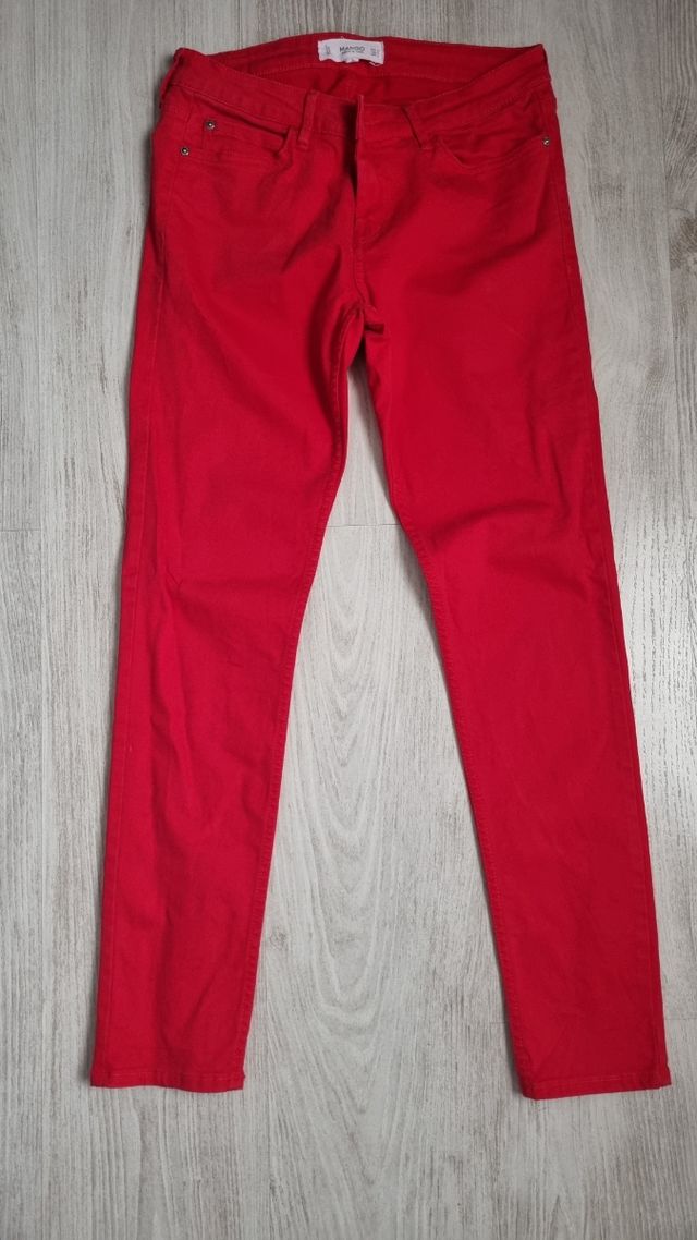Pantalon rojo  de Mango