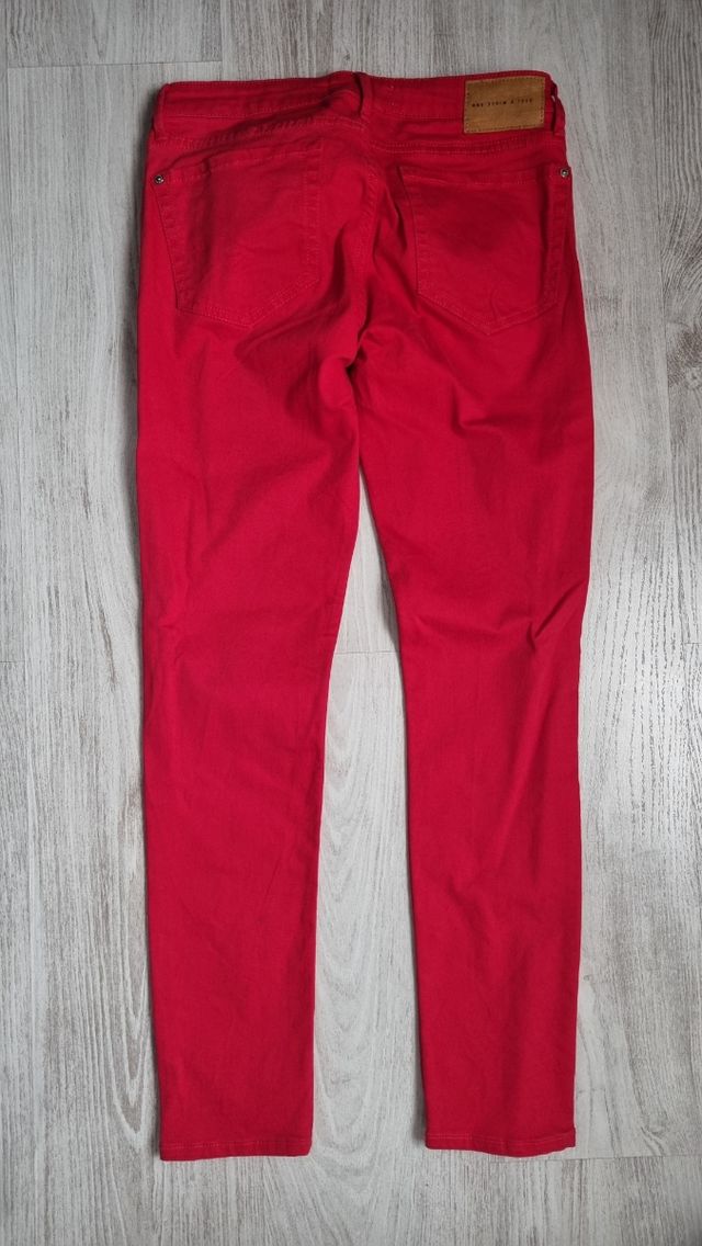 Pantalon rojo  de Mango