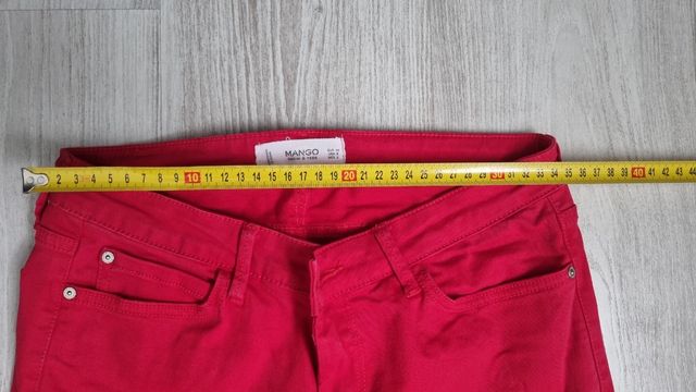 Pantalon rojo  de Mango
