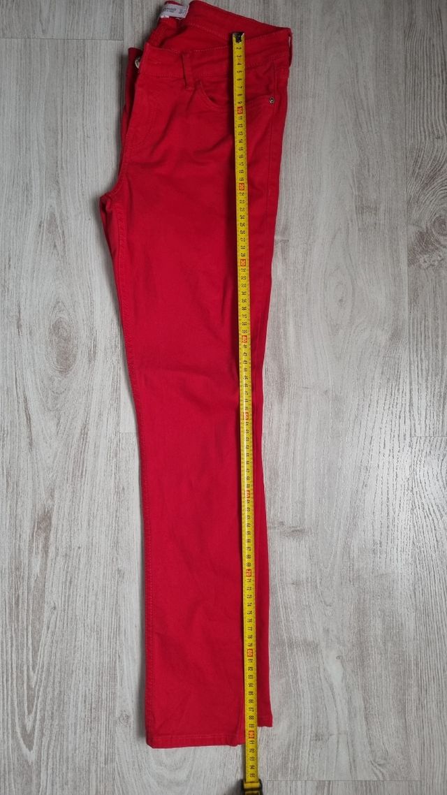 Pantalon rojo  de Mango