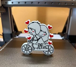 Pareja enamorada en moto