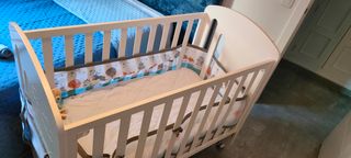 Cuna blanca, protector cuna y cambiador