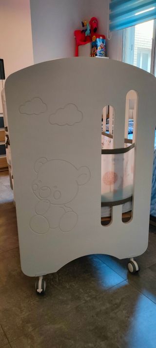 Cuna blanca, protector cuna y cambiador