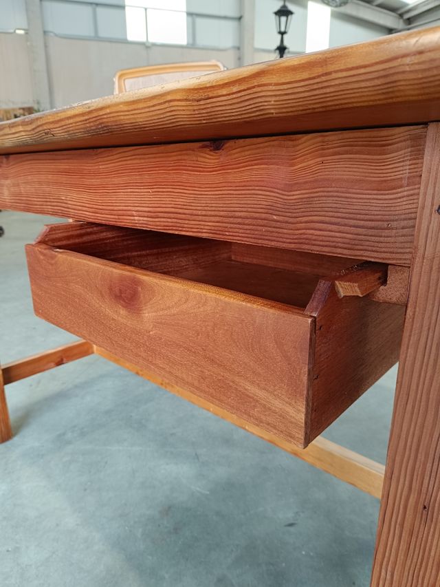 Mesa antigua de trabajo