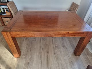 Mesa de madera maziza. Sin sillas!!