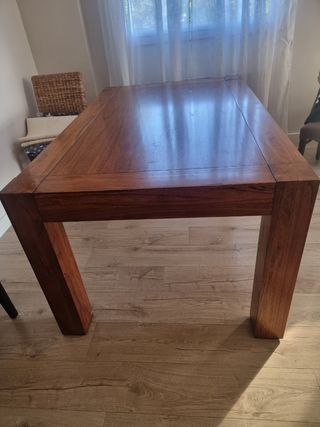 Mesa de madera maziza. Sin sillas!!