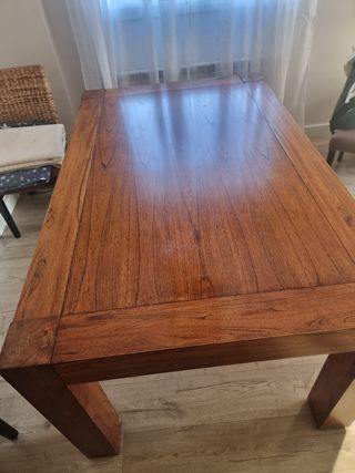 Mesa de madera maziza. Sin sillas!!