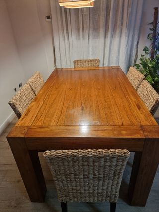 Mesa de madera maziza. Sin sillas!!