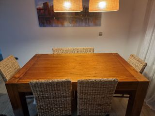 Mesa de madera maziza. Sin sillas!!