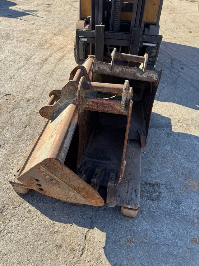 Lote de Cazos y martillo de wacker Neuson