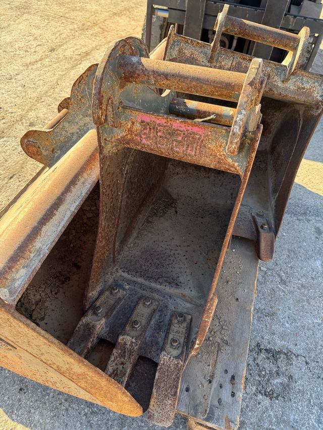 Lote de Cazos y martillo de wacker Neuson