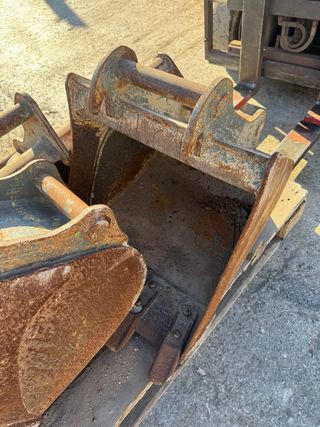 Lote de Cazos y martillo de wacker Neuson