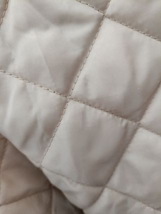 Chaquetón beige largo.Acolchado con capucha.