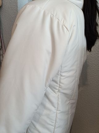 Chaquetón beige largo.Acolchado con capucha.