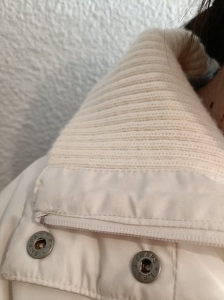 Chaquetón beige largo.Acolchado con capucha.