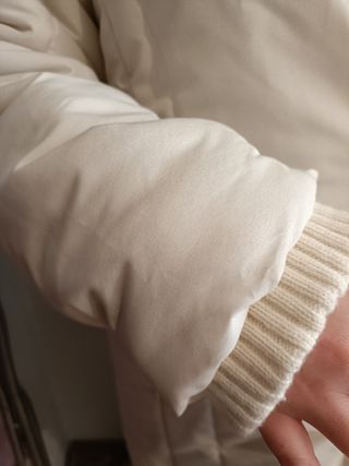 Chaquetón beige largo.Acolchado con capucha.