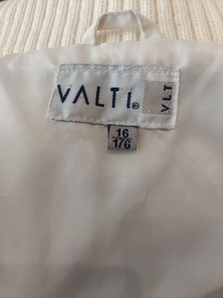 Chaquetón beige largo.Acolchado con capucha.