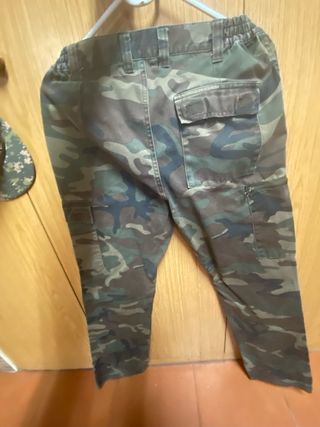 Conjunto de camuflaje y gorra a juego
