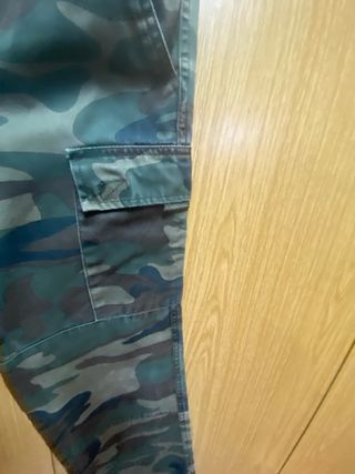 Conjunto de camuflaje y gorra a juego