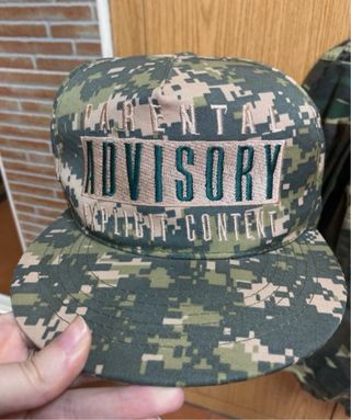 Conjunto de camuflaje y gorra a juego