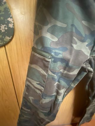 Conjunto de camuflaje y gorra a juego