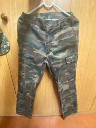 Conjunto de camuflaje y gorra a juego