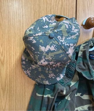 Conjunto de camuflaje y gorra a juego