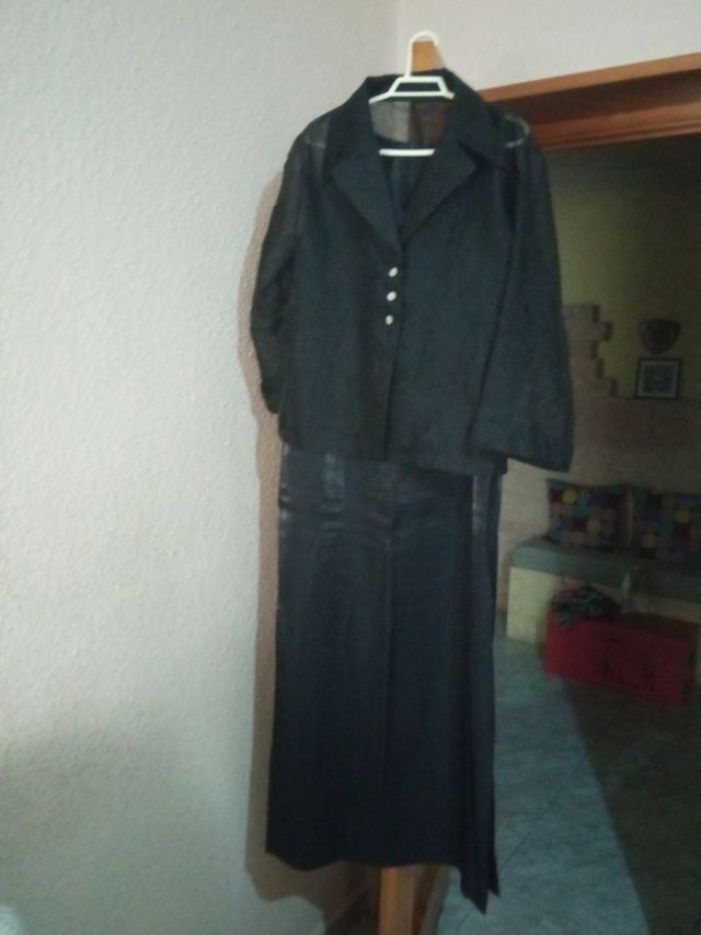 Dos vestidos sin marca