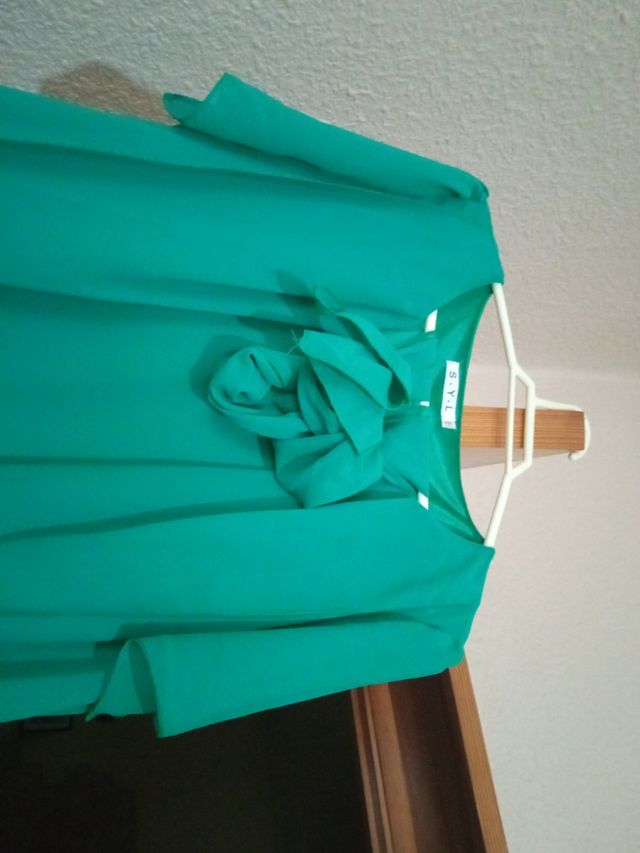 Dos vestidos sin marca